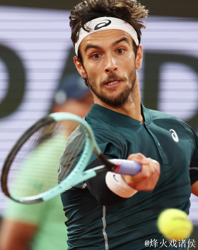 阿尔卡拉斯两盘完胜穆塞蒂，锁定年终世界第一宝座